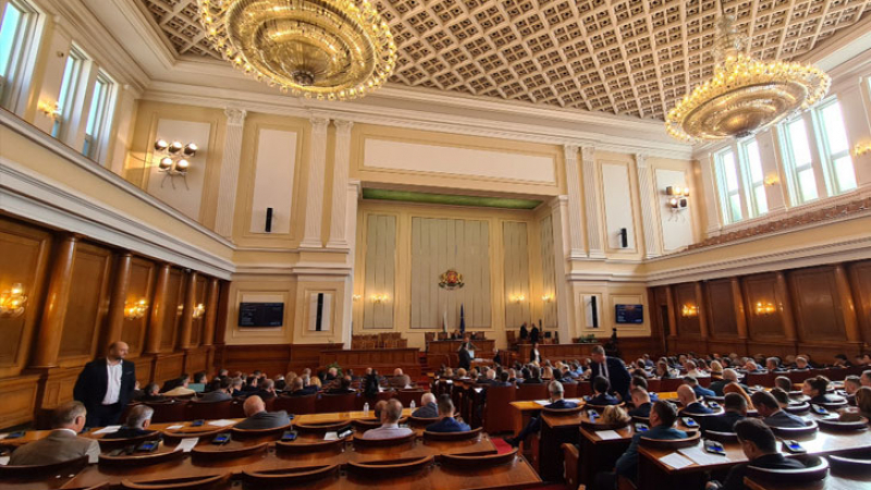 Жега в парламента, подлагат на кръстосан разпит двама министри
