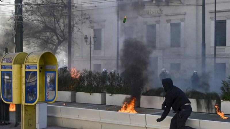 В Гърция е страшно! Камъни и коктейли „Молотов” полетяха по полицаите