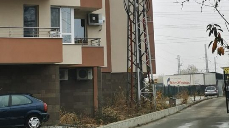 Пловдивчани се видяха в чудо заради това архитектурно извращение СНИМКА