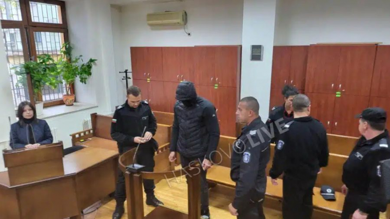 Съдът погали хасковлията, обвинен в разпространението на порнографски материали, а закопчаните във Варна...