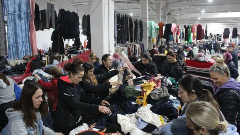 Нашенци тъпчат чанти и багажници на пазара в Одрин, но местните хора роптаят