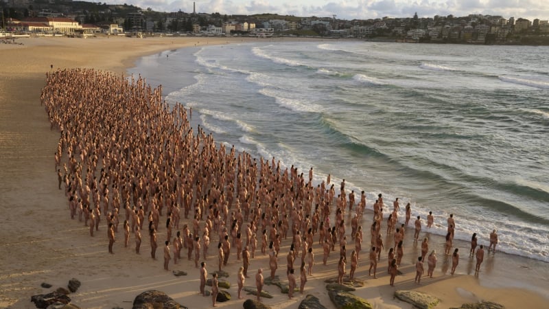 Хиляди нудисти се събраха на плаж в Австралия, за да... СНИМКИ