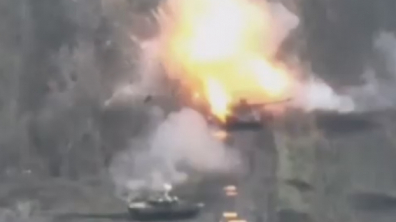 ВИДЕО от войната: Руски танк унищожи украински със стрелба от упор 