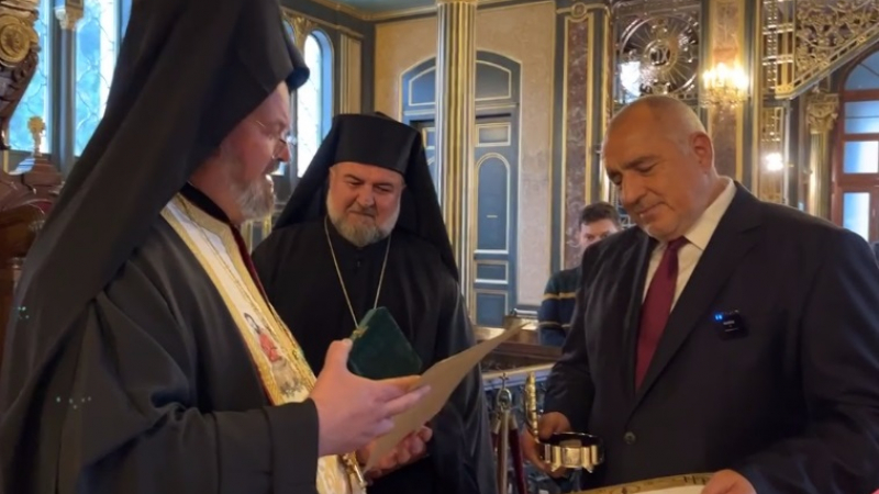 Борисов получи благословия в Истанбул, дариха го с частица от Светия кръст ВИДЕО