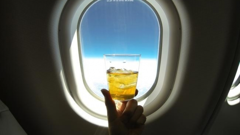 Пътник препи с уиски и стори нещо скандално на стюардеса