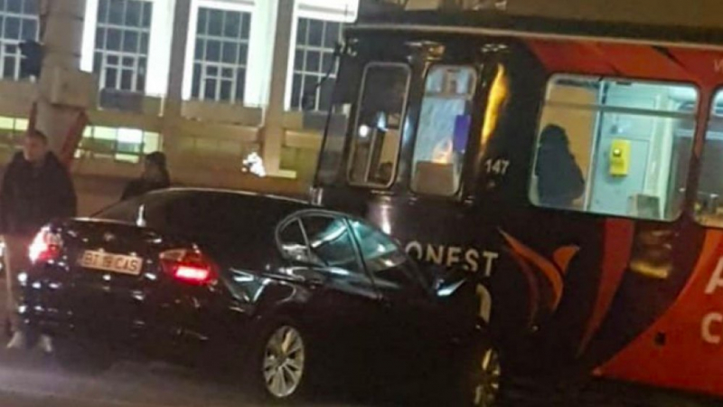 Извънредно в БЛИЦ: Бясна каскада на BMW с трамвай в София, има много пострадали СНИМКИ