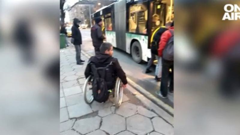  ВИДЕО с шофьор на автобус 404 и момче на инвалидна количка взриви мрежата
