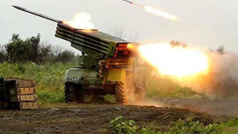 В Донецк е ад, реактивна артилерия и "Град" изпепелява сгради, Киев мъсти за руските ракетни удари ВИДЕО