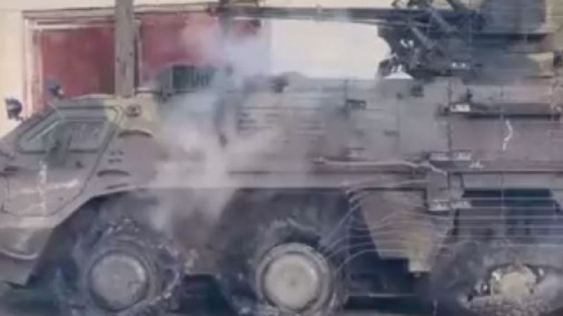 ВИДЕО от войната: Поразен украински БТР-4Е се мъчи да се спаси с пълзене
