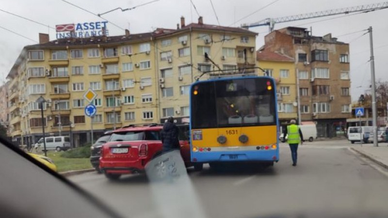 Поредно меле в София: Кола и тролей не поделиха пътя в центъра на столицата