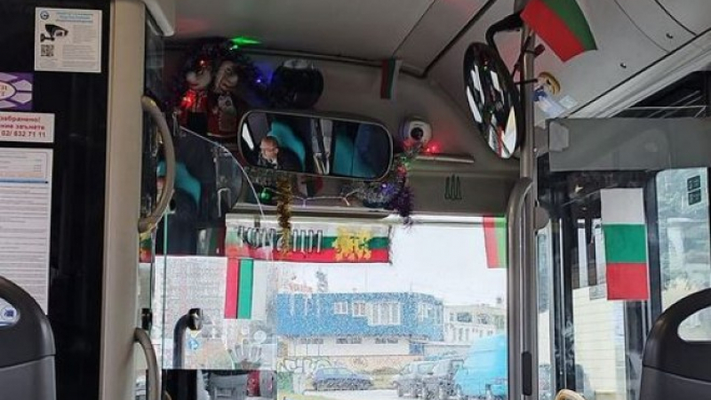Разпънаха български знамена в рейс в София, но граждани писнаха, защото... СНИМКА