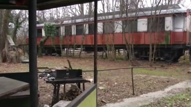 Страшни СНИМКИ: Ето как изглеждат вагони от "Царските влакове" днес ВИДЕО