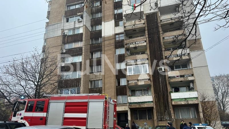 Огнен ад във Враца: Пламна жилище в един от най-високите блокове в града СНИМКИ