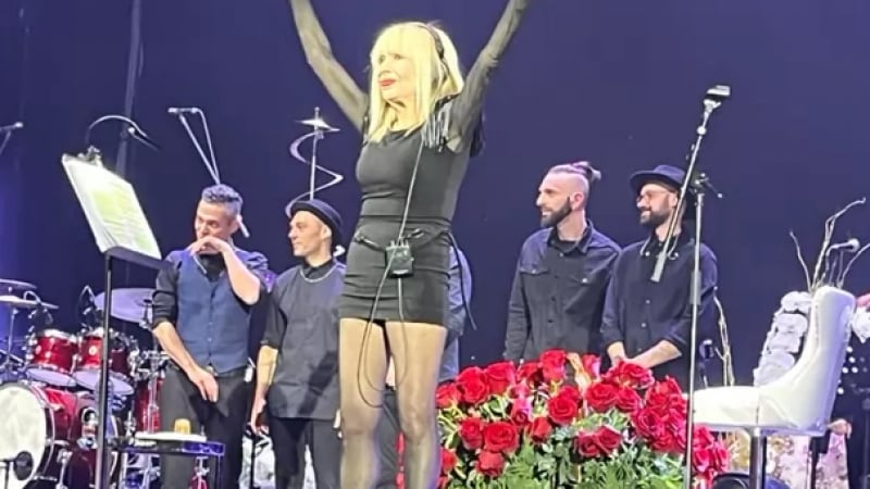 Божествена! Хиляди пеят, плачат и ликуват с Лили Иванова в Арена "София"! СНИМКИ