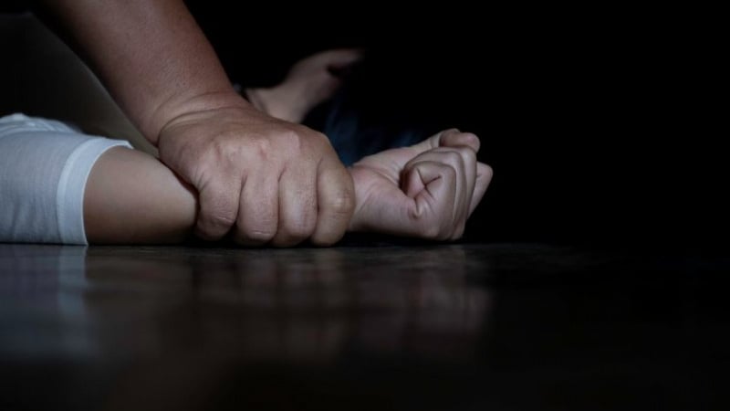 Над година матрос блудства с дъщеря си, изнасилва чужденка и снима порно и ето какво му се случи 