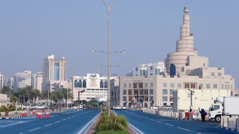 Защо някои пътища в Катар са боядисани в синьо?