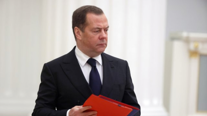 Медведев: Увеличаваме производството на най-мощните оръжия, в това число и...