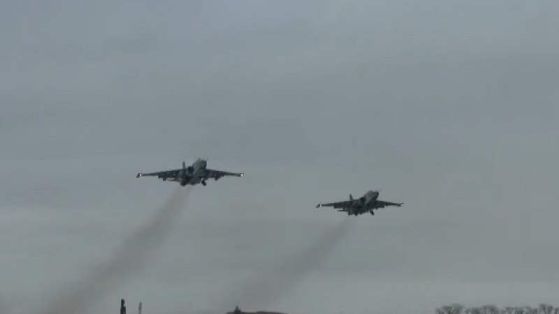 ВИДЕО от войната: Показаха удари на Су-25 по бронирани машини на ВСУ