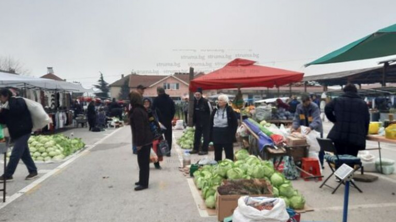 Българите щурмуват пазара в това село - 1,5 л гроздова за 7 лева, кило суджук - 9 лв. СНИМКИ