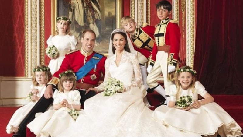Падна неочаквана тайна за Елизабет II и сватбата на Кейт и принц Уилям СНИМКИ