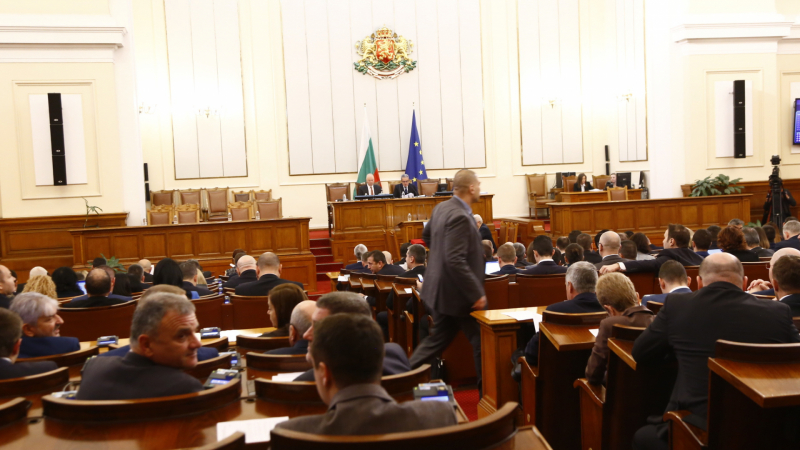 Депутатите зарадваха всички българи с това гласуване, отстъпката за горивата става...