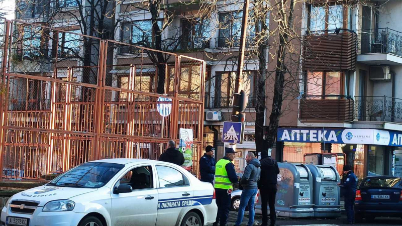 Почерня от полиция в Бургас, обкръжиха кола на... СНИМКА