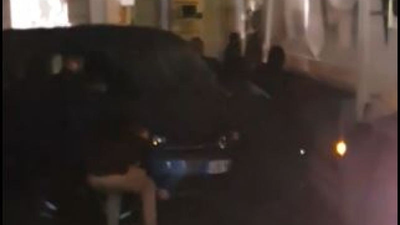 Такова нещо не се случва всяка нощ в София: Кола спря на кръстовище, а после... СНИМКИ