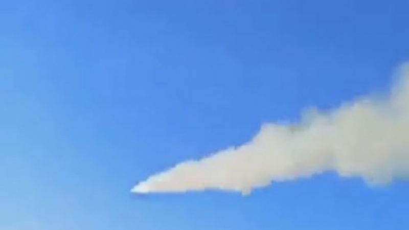 ВИДЕО от войната: Руска крилата ракета успешно се изплъзна от зенитна ракета на ВСУ