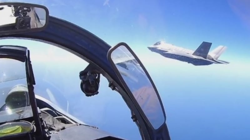 ВИДЕО запечата как руски Су-27П прехваща изтребител F-35 над Балтийско море