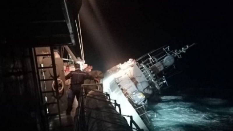Военен кораб потъна, издирват се десетки моряци СНИМКИ