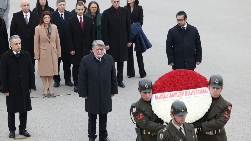 Вежди Рашидов и куп депутати се поклониха пред Ататюрк СНИМКИ