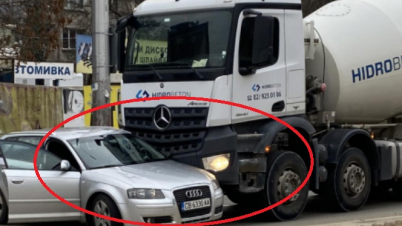 Екшън с бетоновоз в София, шофьорите си блъскат главите: Как е станало? СНИМКА