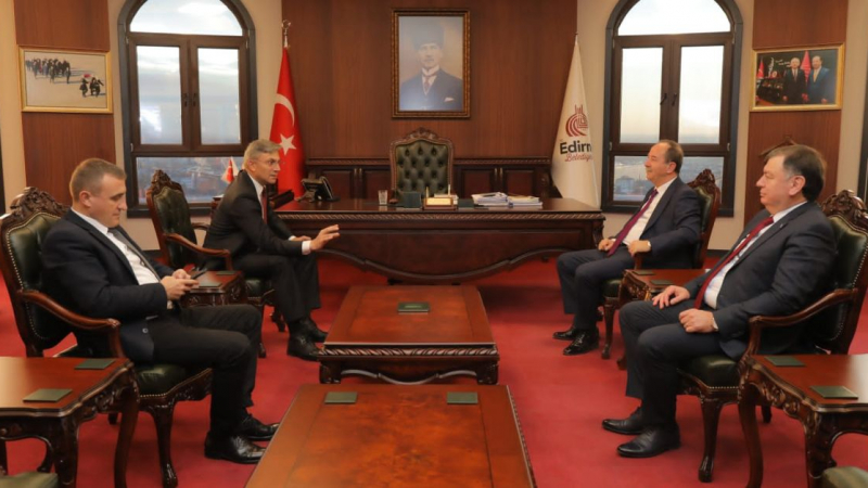 Мустафа Карадайъ на срещи в централите на четирите основни партии в Турция
