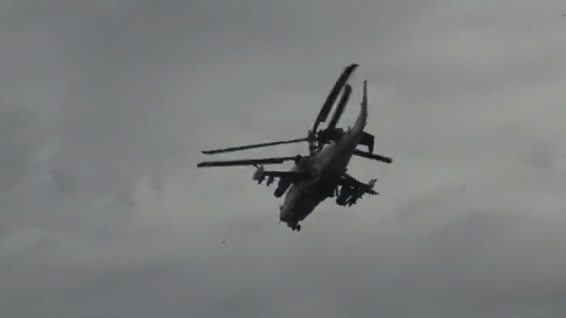 ВИДЕО от войната: "Алигатор" Ка-52 на руските ВКС унищожи украинска бронетехника 
