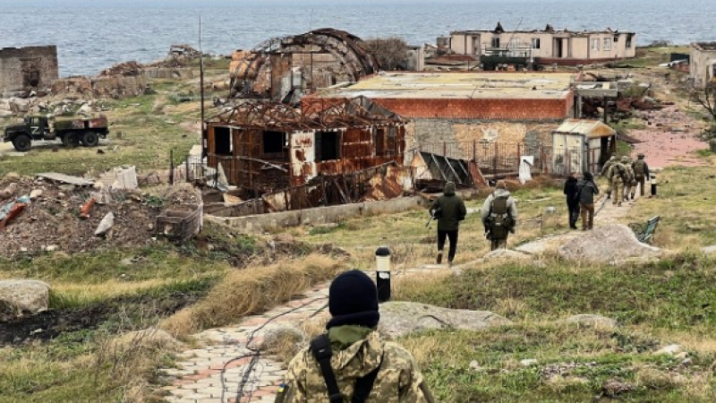 Украински войски десантираха на Змийския остров