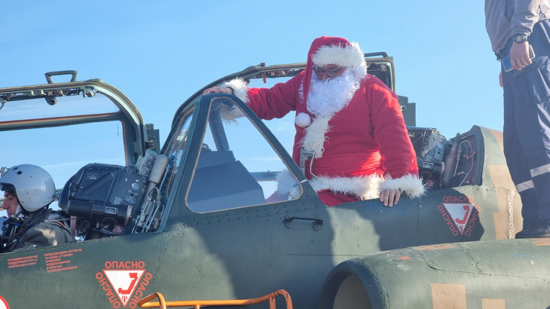 Дядо Коледа кацна в авиобаза „Безмер“ край Ямбол със самолет Су-25 СНИМКИ 