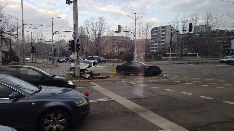 Брутално меле в София, премазани коли затапиха възлово кръстовище СНИМКИ