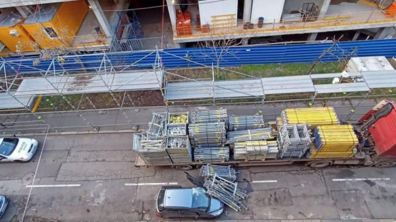 Инфарктен инцидент с кран и лек автомобил в София СНИМКИ