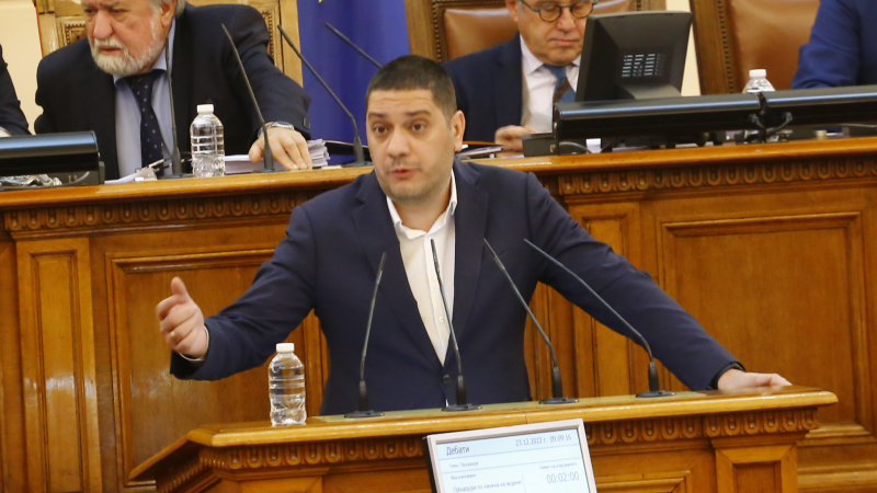 Гаджев захапа Тагарев: Парламентът не е бюро за снимки, проектът за "Страйкърите" може да... 