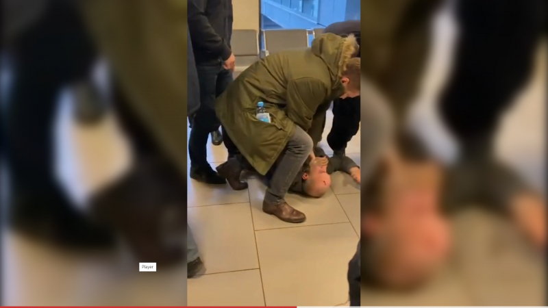 Руснак лежи с кървава глава, след като пробва да набие служител на летище ВИДЕО