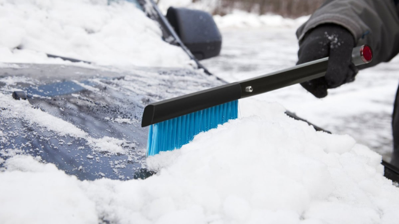 Блогъри създадоха устройство, което само почиства колата ви от сняг ВИДЕО
