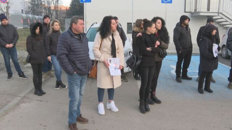 Напрежение пред болницата във Велико Търново заради смъртта на млад мъж