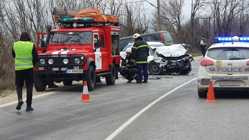 Менко Циганчето сътвори жестоко меле в Бяла Слатина, пожарникари го вадят от смачканите ламарини