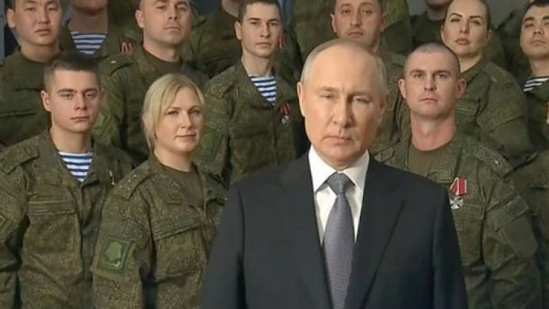Конспиролози забелязаха странна жена до Путин в новогодишното му послание