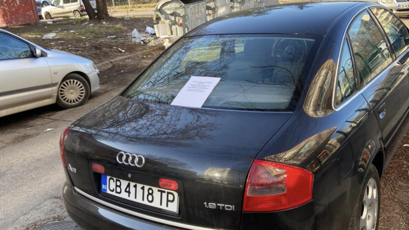 Собственик на заведение остави странна бележка върху автомобил в столицата СНИМКИ