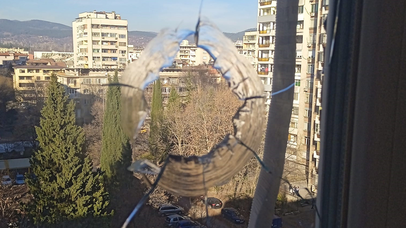 Ужас! Баща показа прозореца на детската стая след Нова година в Стара Загора