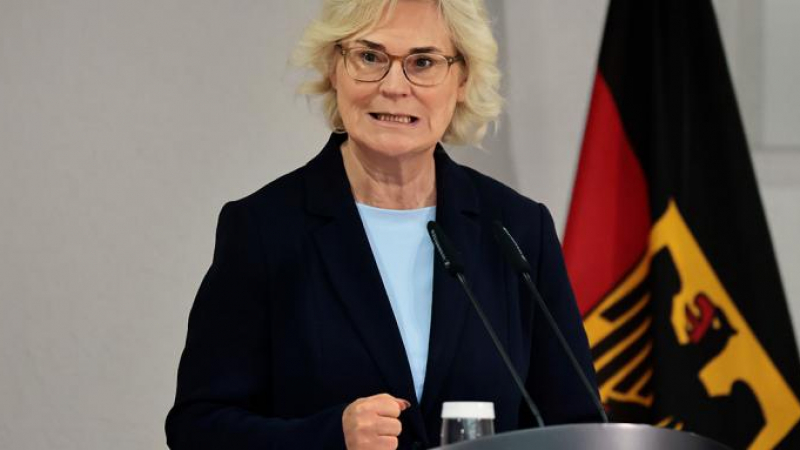 Германската военна министърка вбеси граждани и политици ВИДЕО