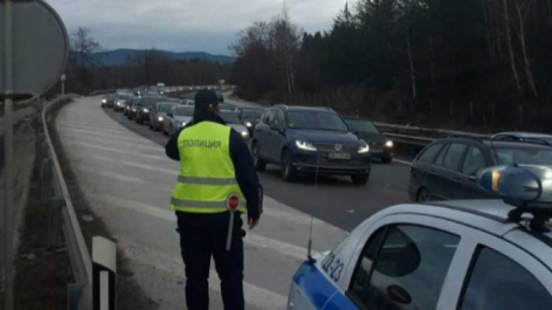 Повсеместни полицейски проверки по пътищата и днес 