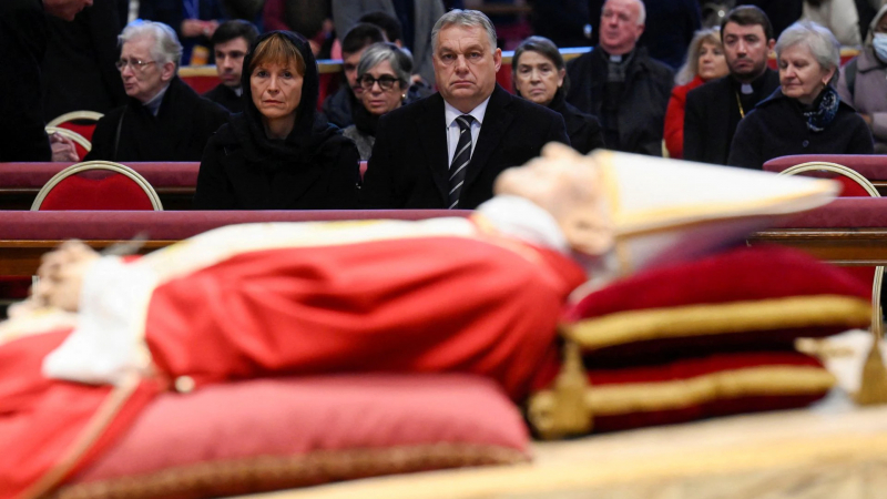 Погребват Бенедикт, но не в един ковчег, ето защо