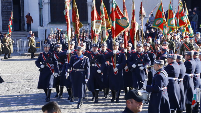 Осветиха тържествено бойните знамена в София, Рашидов връчи красив букет на... СНИМКИ